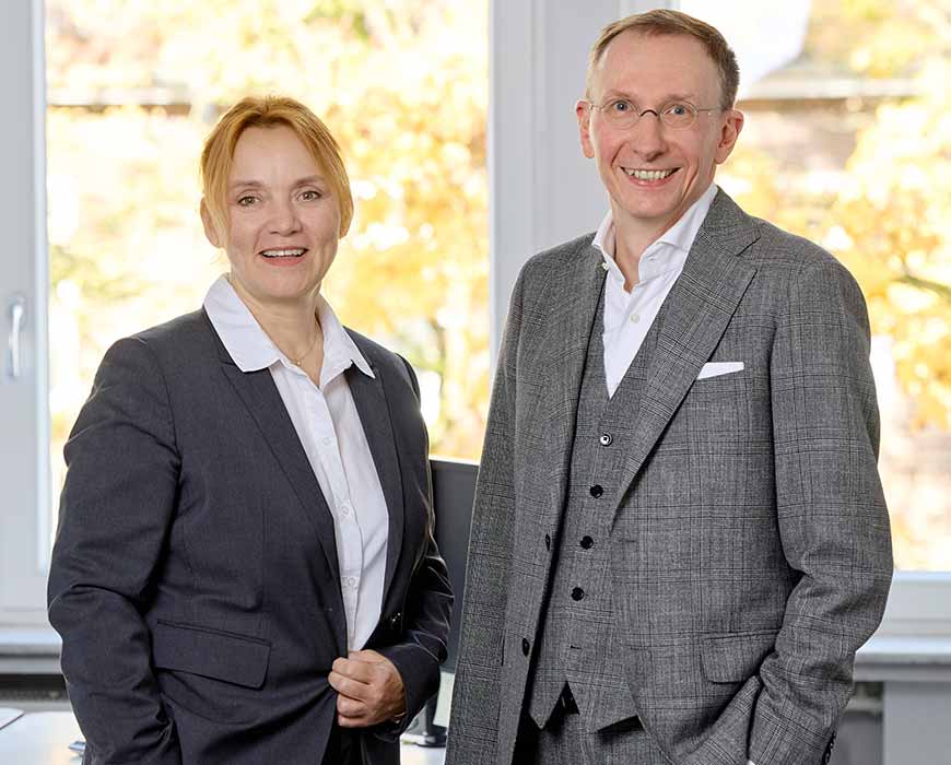 Gruppenfoto der beiden Geschäftsführer von BLP. Beide Personen stehen zusammen und lächeln in die Kamera. Links steht Anja Otersen und rechts steht Christian Müller.